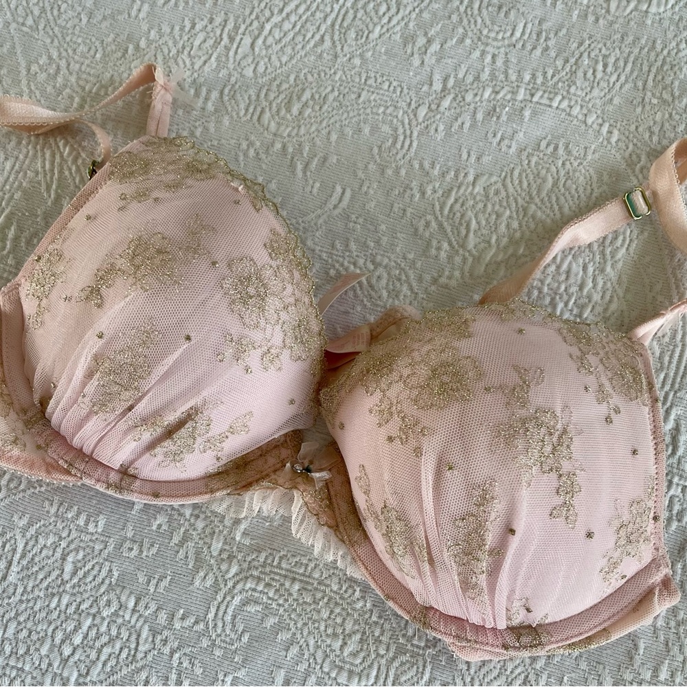 34B VS bra